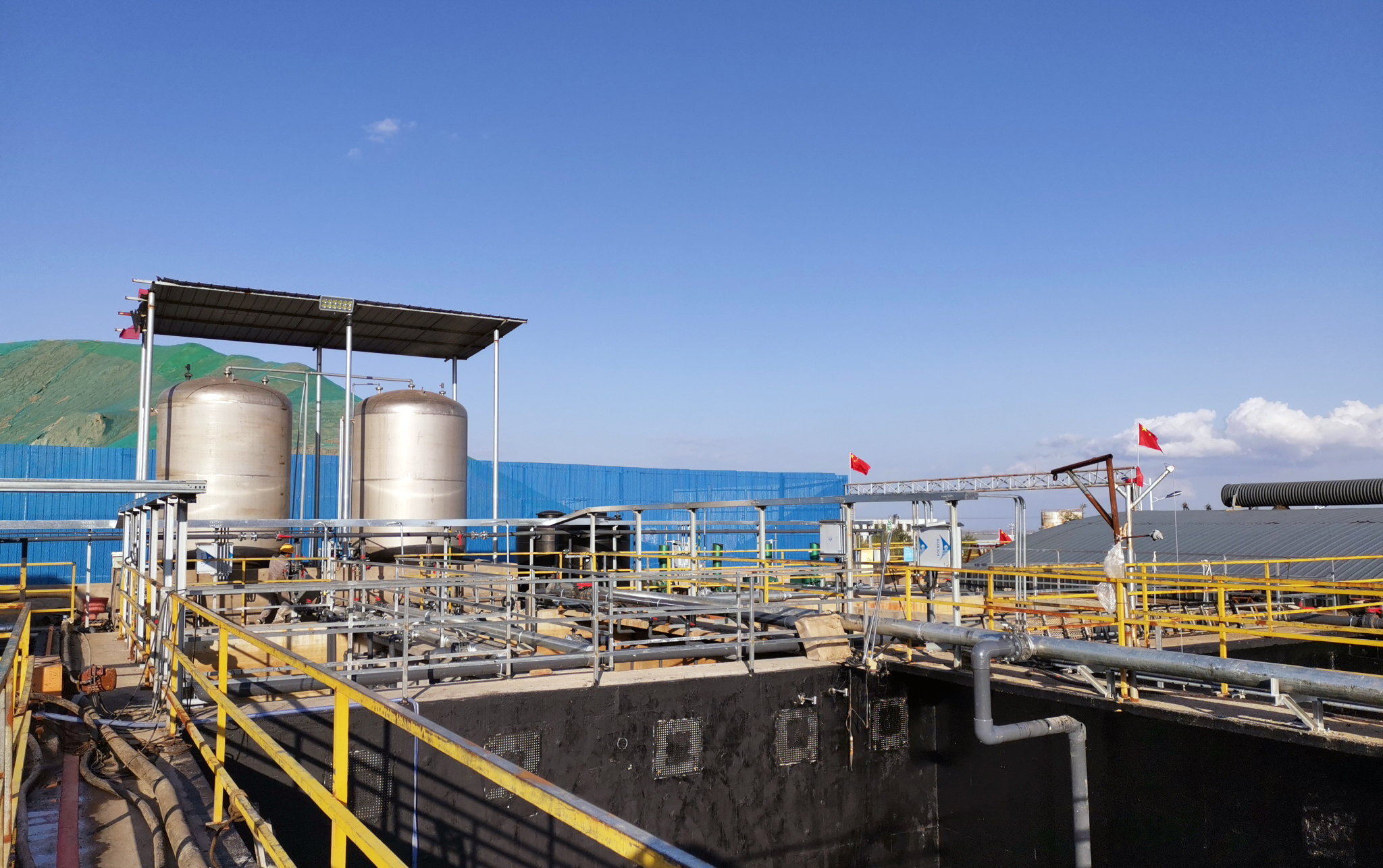 內(nèi)蒙古宇紅鑫環(huán)?？萍加邢薰練馓飰毫逊蹬乓涸O(shè)備及全流程處理項目